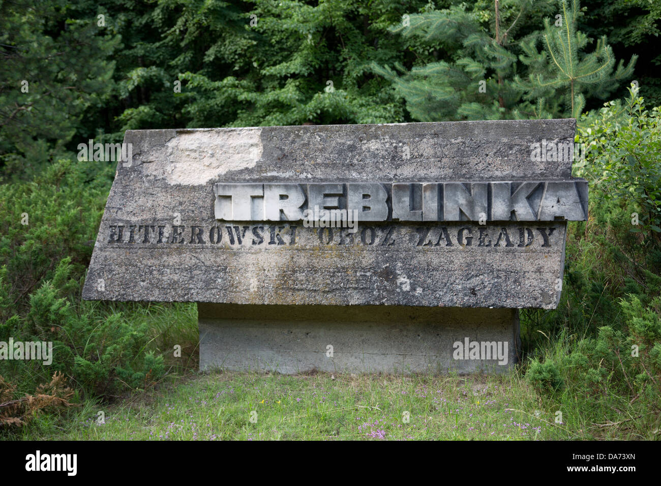 Statua con segno Treblinka campo di sterminio in Polonia sulla strada da Kosow Lacki a Malkinia. Foto Stock