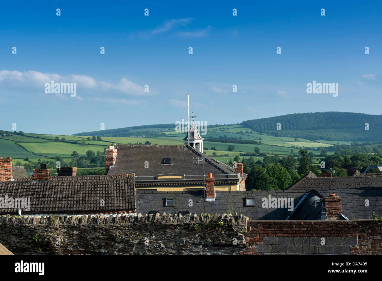 Vista panoramica della città di castello vescovile e il South Shropshire Hills. Foto Stock