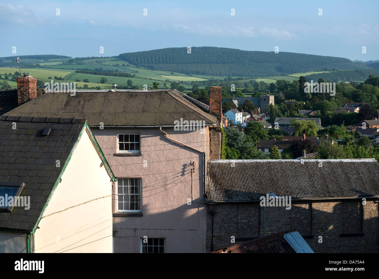 Vista panoramica della città di Bishop's Castle e delle South Shropshire Hills. Shropshire, Inghilterra, Regno Unito Foto Stock