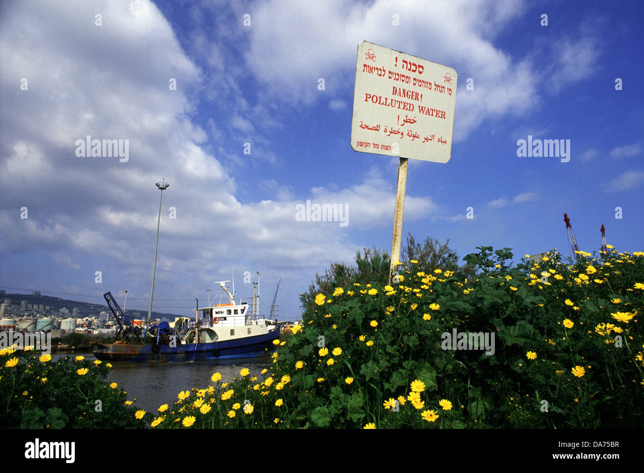 Un cartello segnaletico recita "pericolo di acqua inquinata" posto al porto di HaKishon situato alla foce del fiume Kishon. Parte del porto di Haifa.in Israele Foto Stock