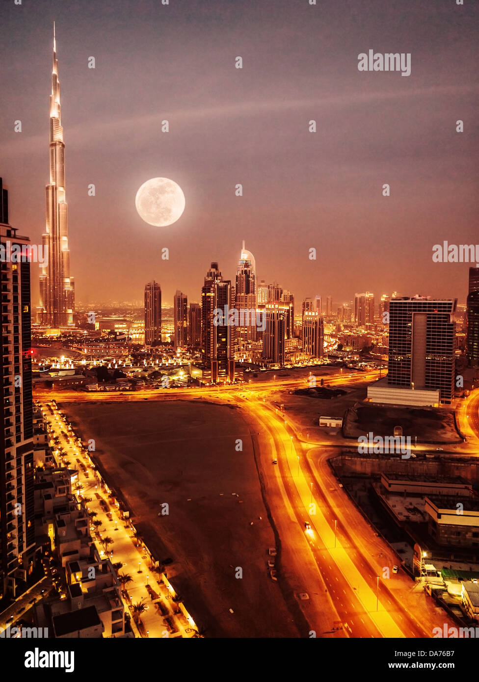 Dubai in chiaro di luna, UAE, luna piena, notte scape nel centro cittadino di Dubai, moderna architettura araba, medio oriente, città illuminata Foto Stock