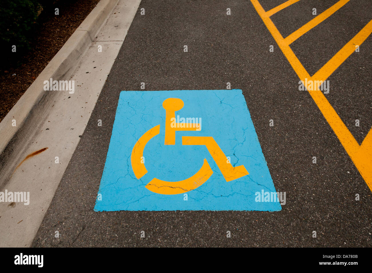 Parcheggio Disabili segno di spazio Foto Stock