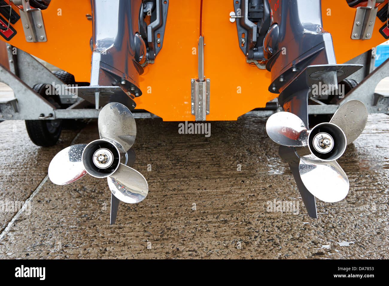 Twin yamaha eliche a quattro tempi i motori fuoribordo sulla scialuppa di salvataggio rnli contea di Down Irlanda del Nord Regno Unito Foto Stock