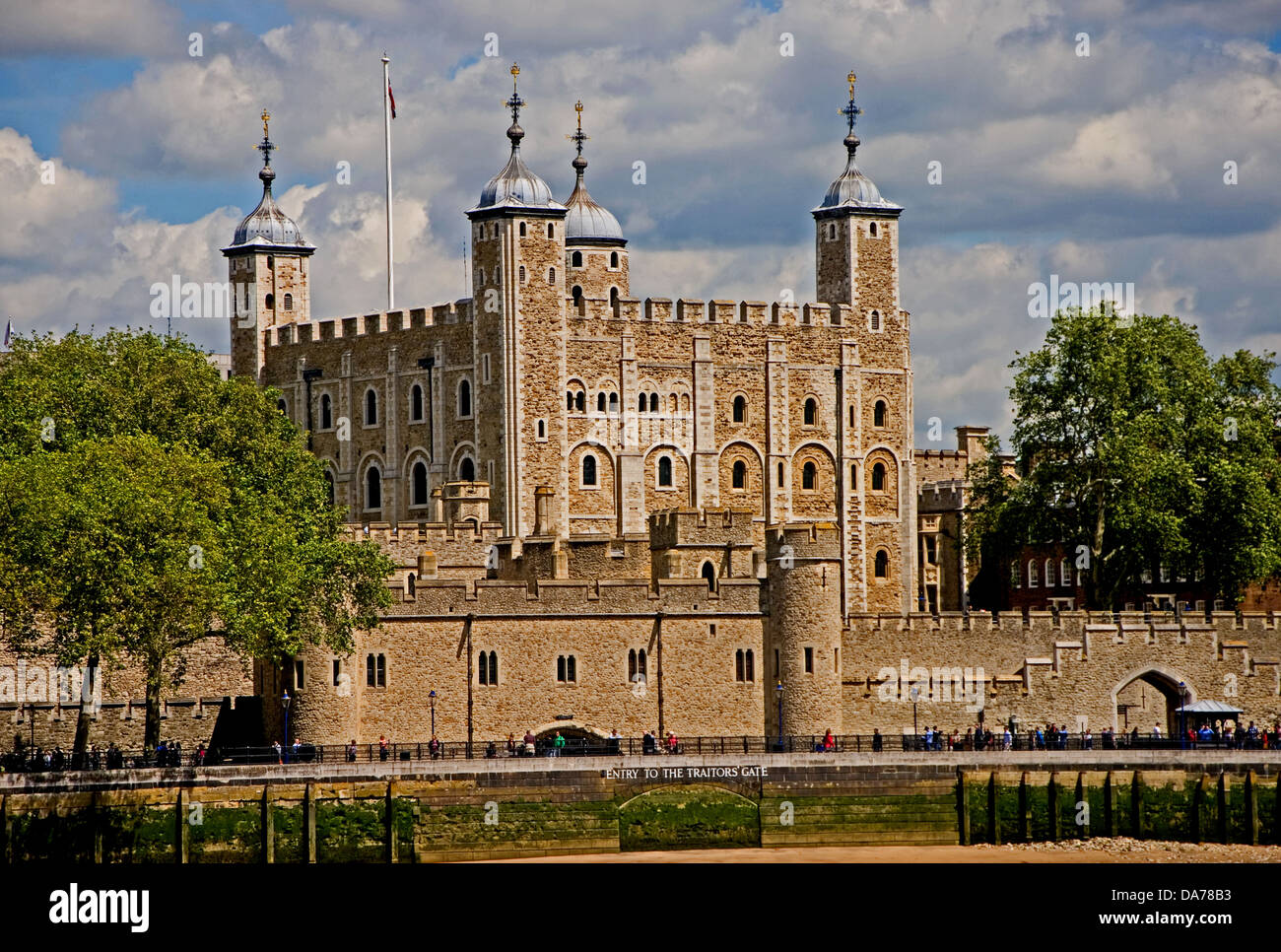 La Torre di Londra è un iconico punto di riferimento di Londra, situato sulle rive del fiume Tamigi. Esso ha un migliaio di anni di storia risalente a Guglielmo il Conquistatore Foto Stock