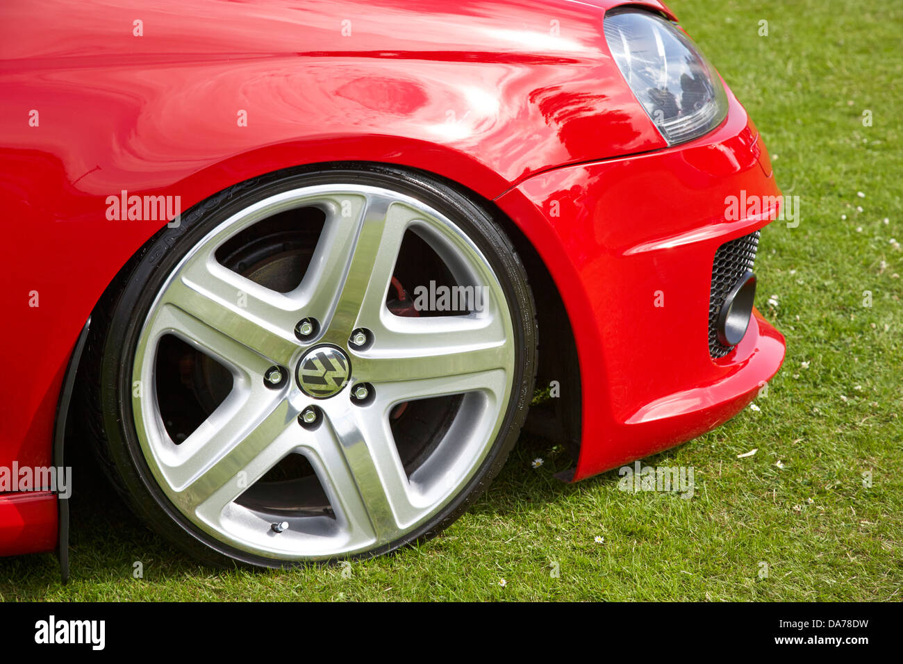 Abbassato a basso profilo ruota in lega modificata custom performance car show contea di Down Irlanda del Nord Regno Unito Foto Stock