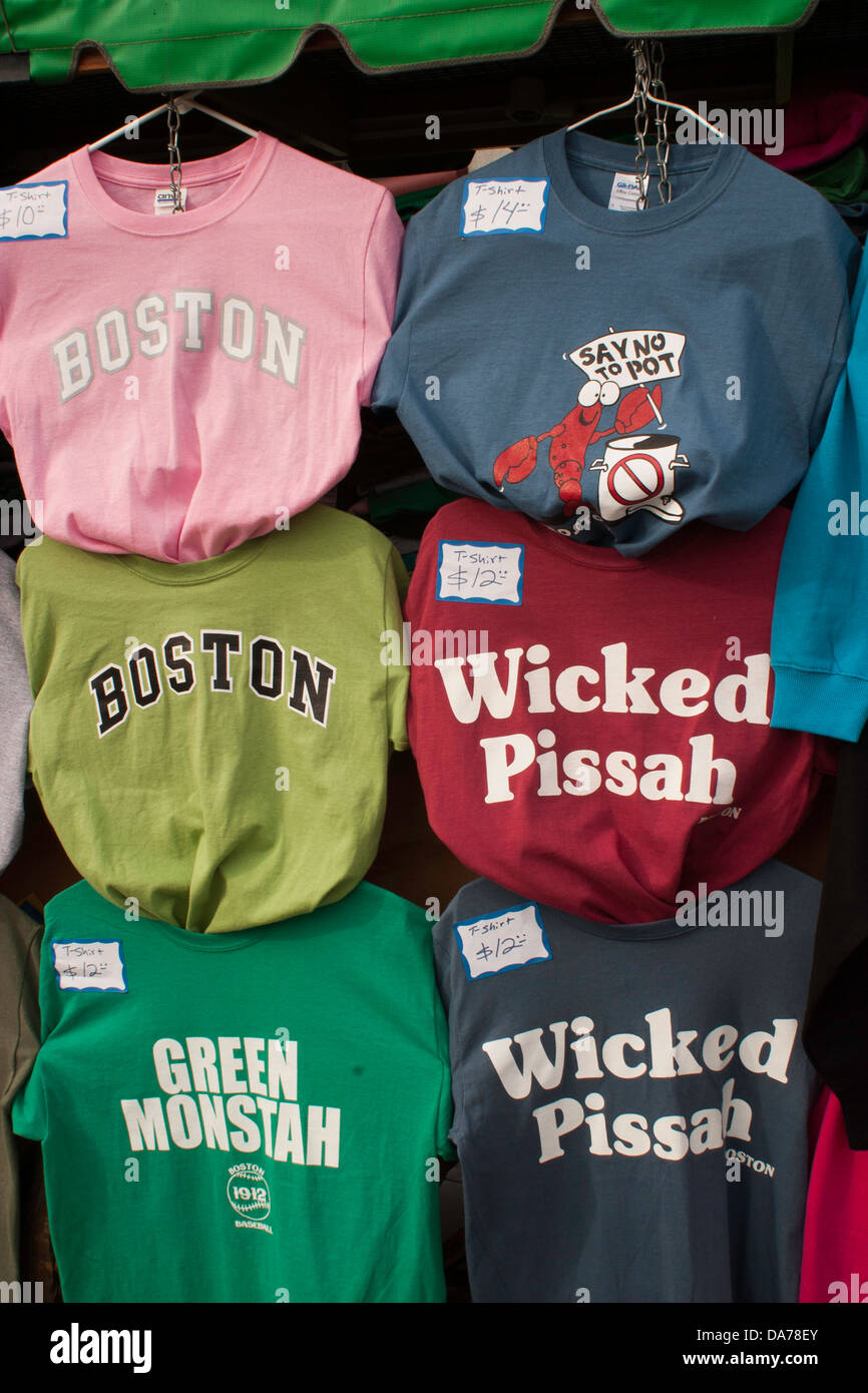 Tee shirt sono in mostra presso un fornitore in Boston Common. Foto Stock