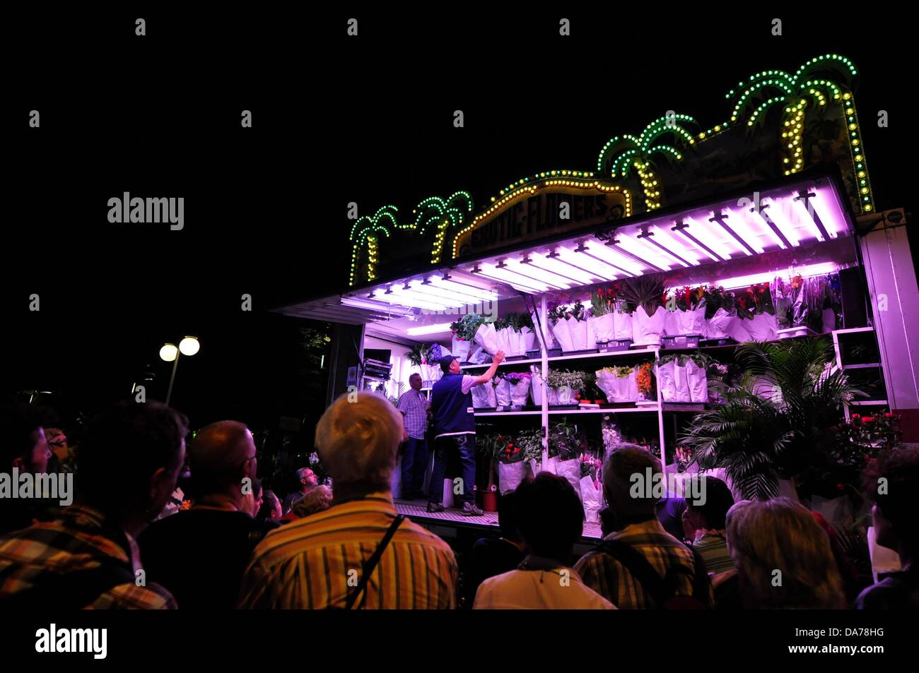 Zurigo, Svizzera. 5 Luglio, 2013. Nel centro di Zurigo, Svizzera a livello mondiale una grande festa si svolge per tre giorni. Parti, Carnevale, fiera attrazioni, mercati e il cibo e le bevande si erge ovunque. - Folla di persone davanti a fiore mercanti. Foto Stock