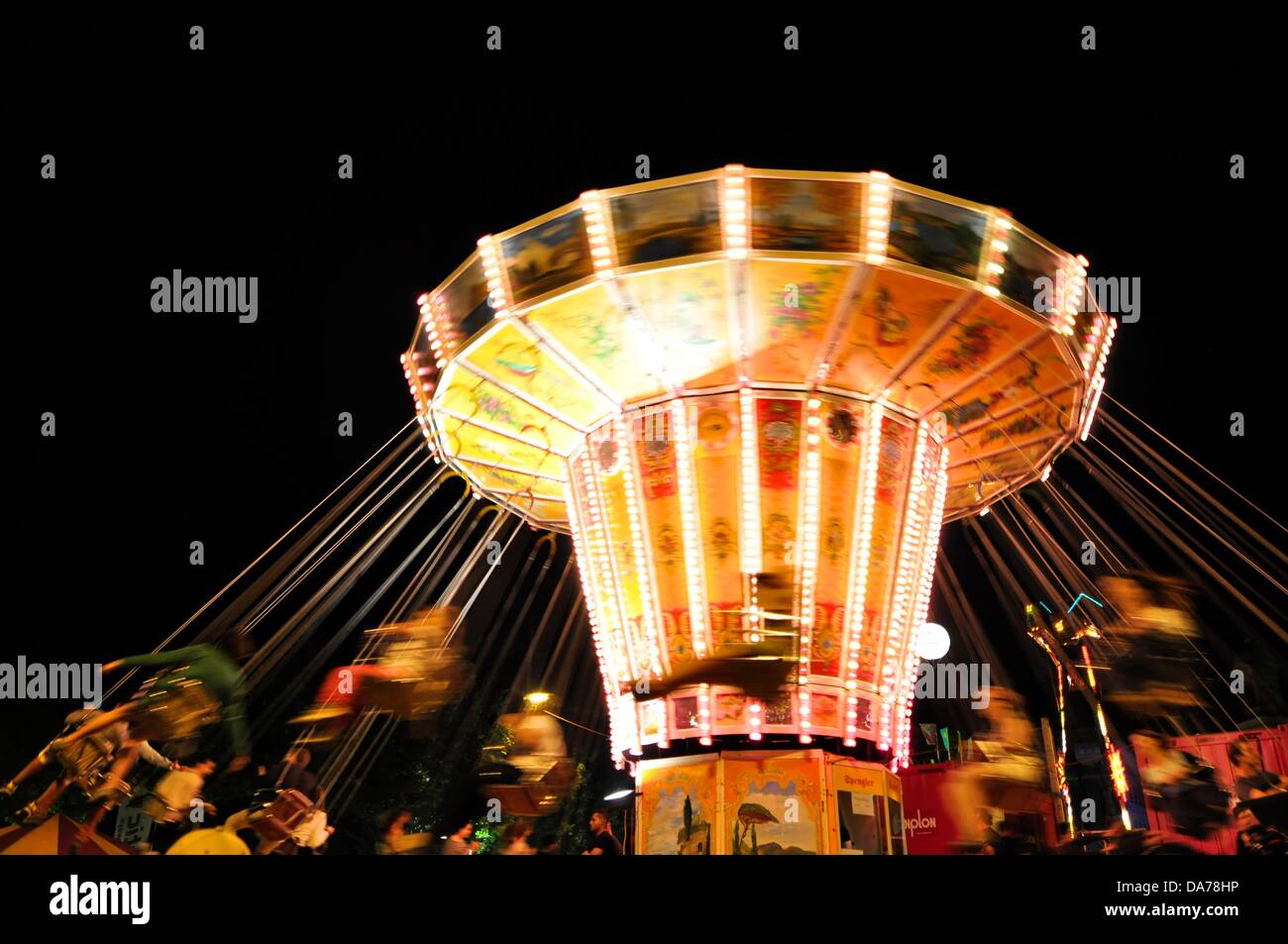 Zurigo, Svizzera. 5 Luglio, 2013. Nel centro di Zurigo, Svizzera a livello mondiale una grande festa si svolge per tre giorni. Parti, Carnevale, fiera attrazioni, mercati e il cibo e le bevande si erge ovunque. - I bambini giocando merry-go-round in festival di Zurigo. Foto Stock