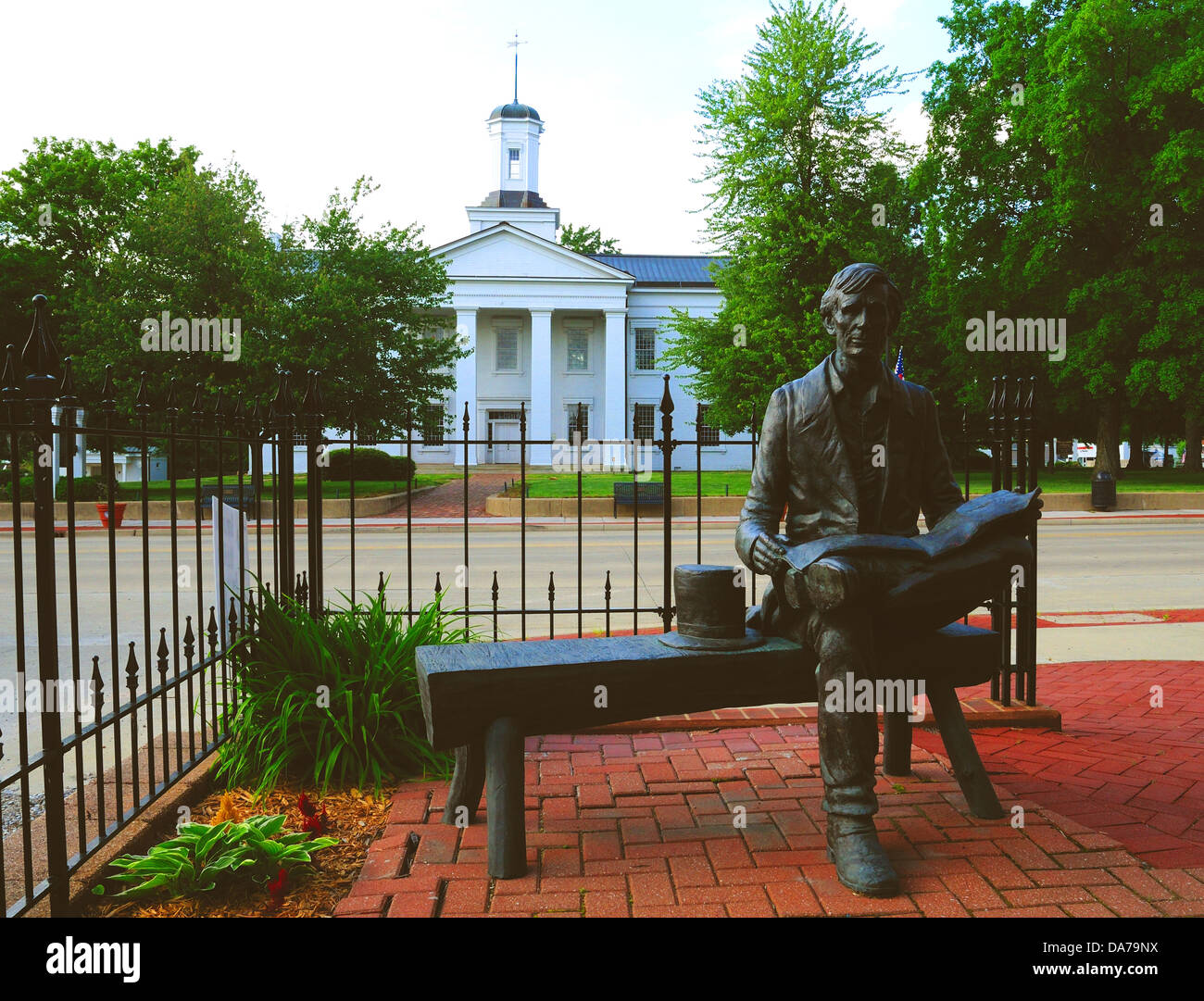Statua di Abraham Lincoln di fronte al Vandalia, Illinois, Stati Uniti Campidoglio da 1819-1839 Foto Stock