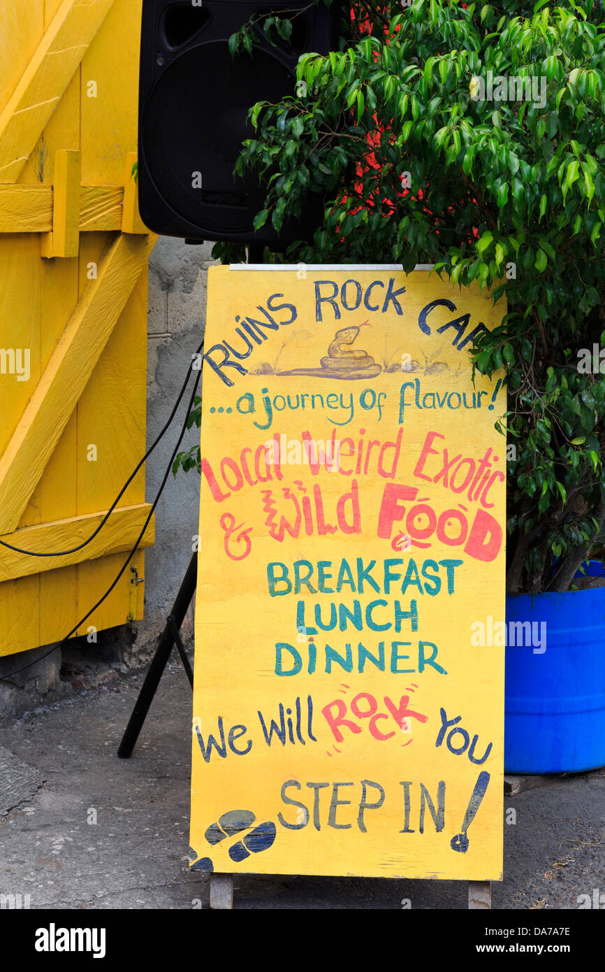 Rovine Rock Cafe in Piazza del Mercato Vecchio,Roseau,Dominica,dei Caraibi Foto Stock