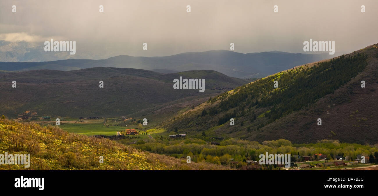 Tempesta estiva passa al di sopra delle Montagne Rocciose al di fuori di Park City, Utah Foto Stock