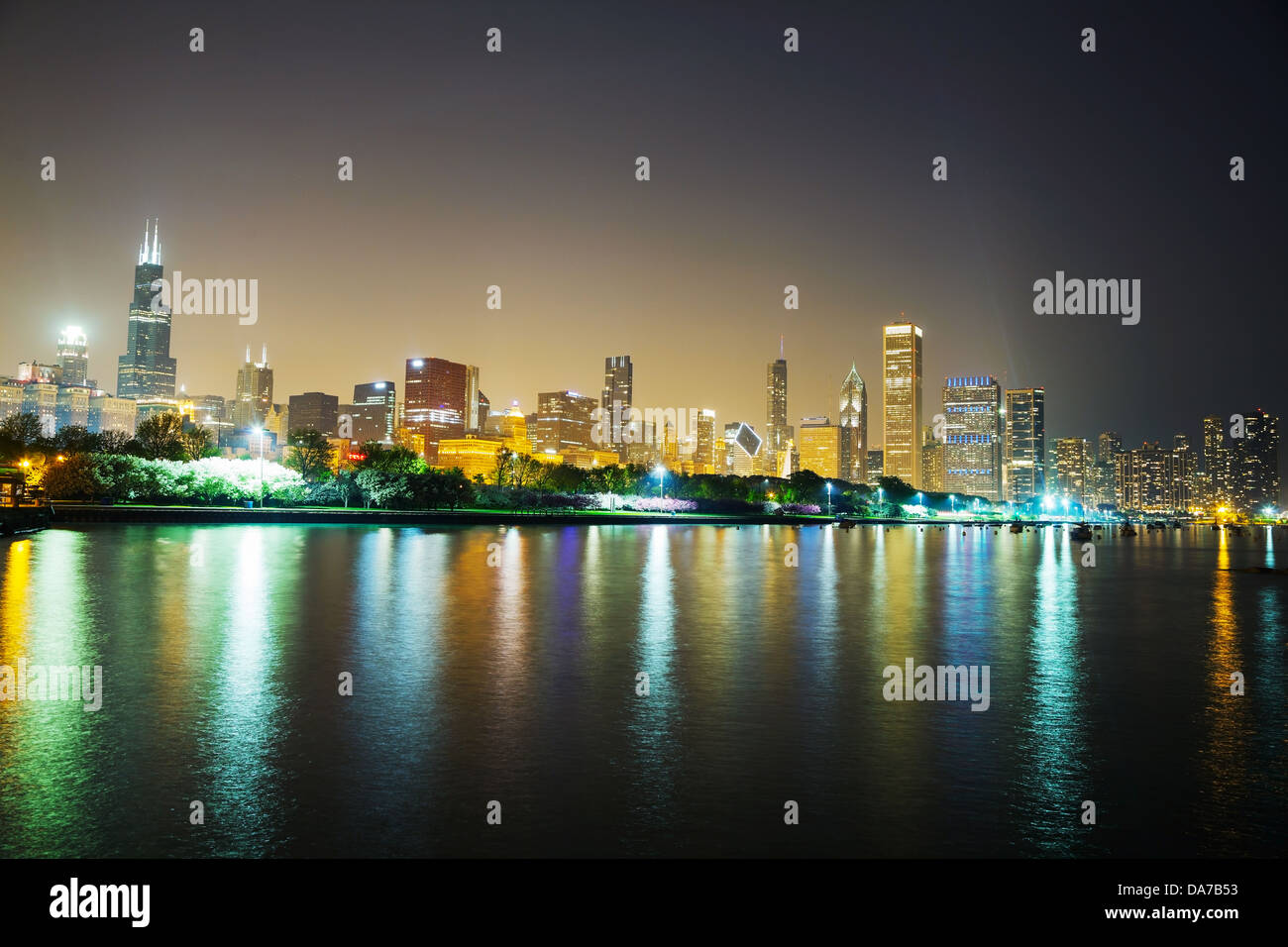 Chicago Downtown cityscape panorama di notte Foto Stock