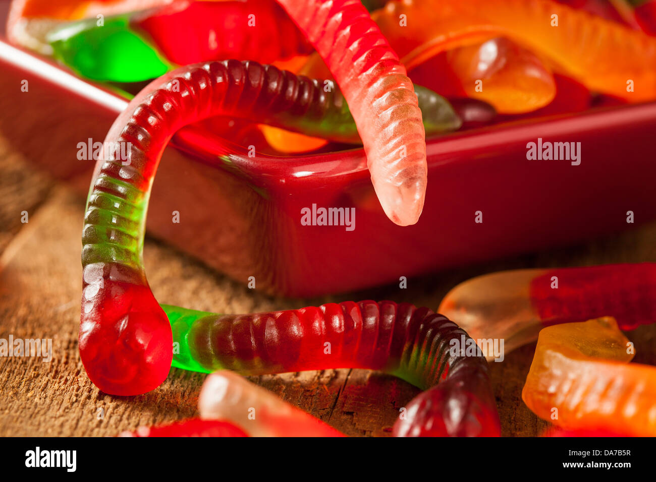 Fruttato colorati Gummy Worm Candy su uno sfondo Foto Stock