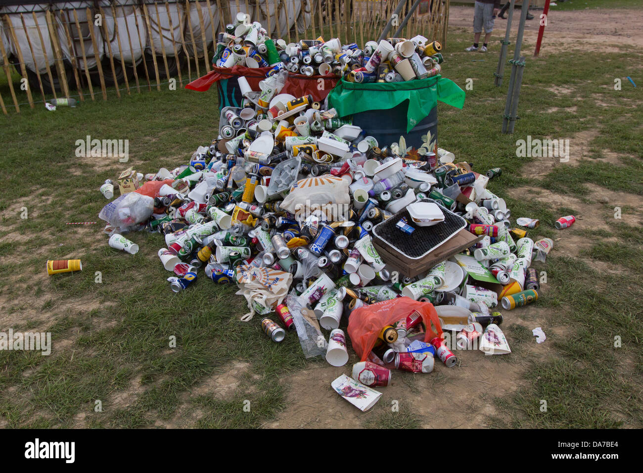 Traboccante bidoni della spazzatura presso il festival di Glastonbury 2013. Foto Stock