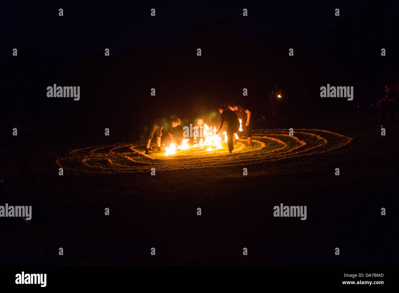 Fire ballerini al cerchio di pietra sulla serata di apertura del festival di Glastonbury 2013 Foto Stock