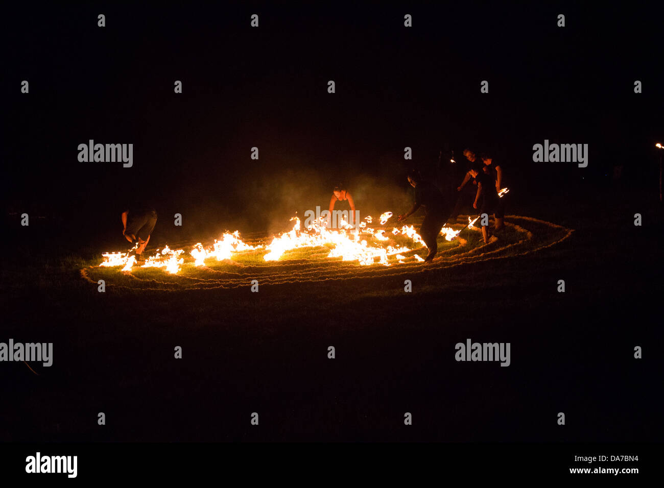 Fire ballerini al cerchio di pietra sulla serata di apertura del festival di Glastonbury 2013 Foto Stock