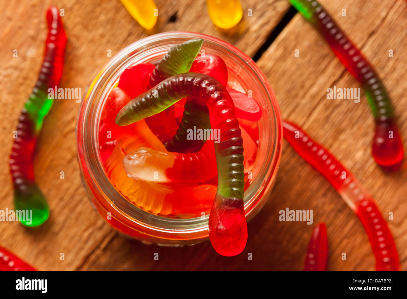 Fruttato colorati Gummy Worm Candy su uno sfondo Foto Stock