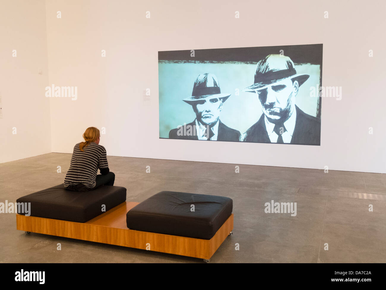 L'uomo guarda i video installazione presso la Galleria di Arte Moderna o GoMA su n di Southbank Brisbane Queensland Australia Foto Stock
