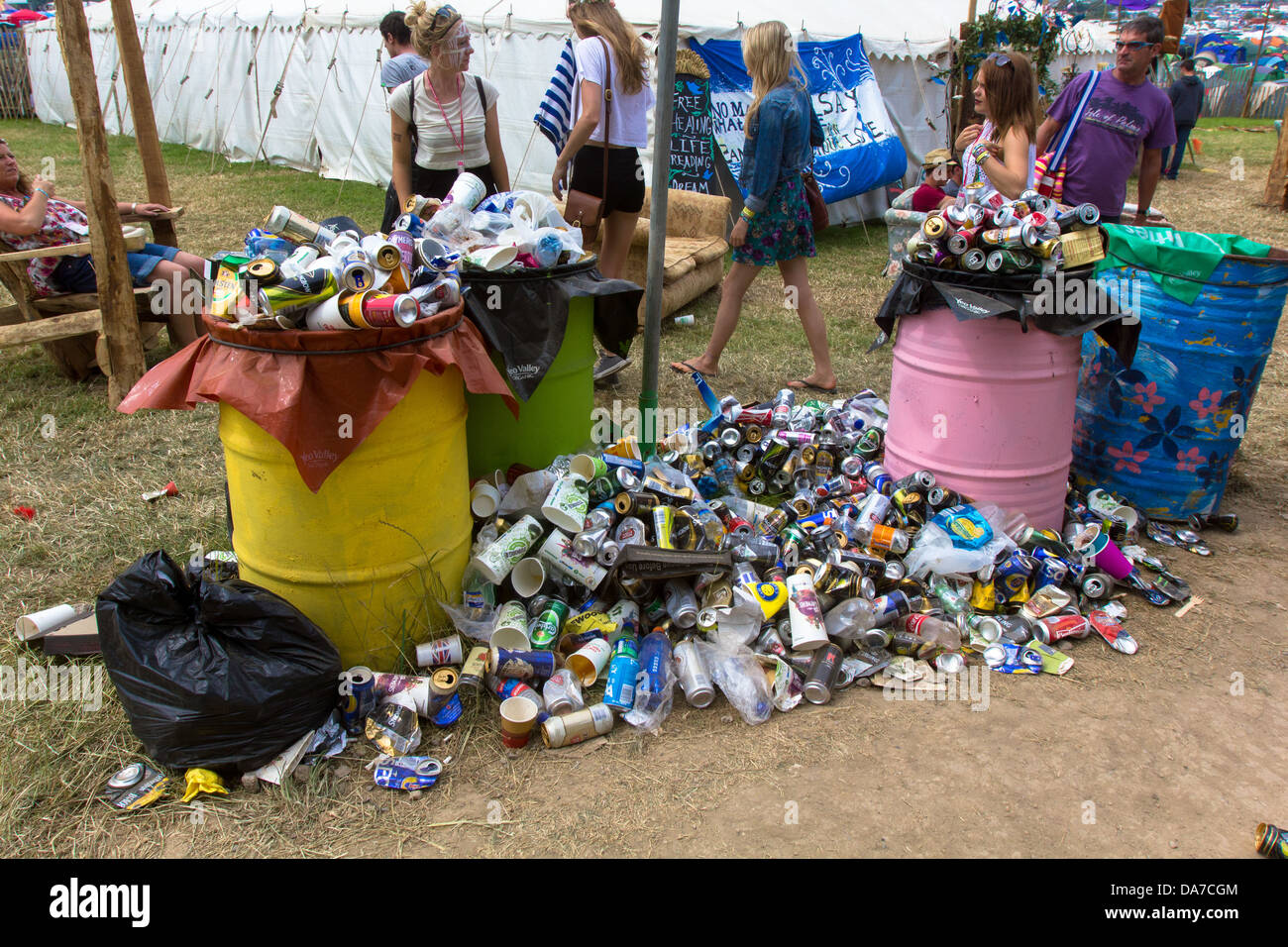 Traboccante bidoni della spazzatura presso il festival di Glastonbury 2013. Foto Stock