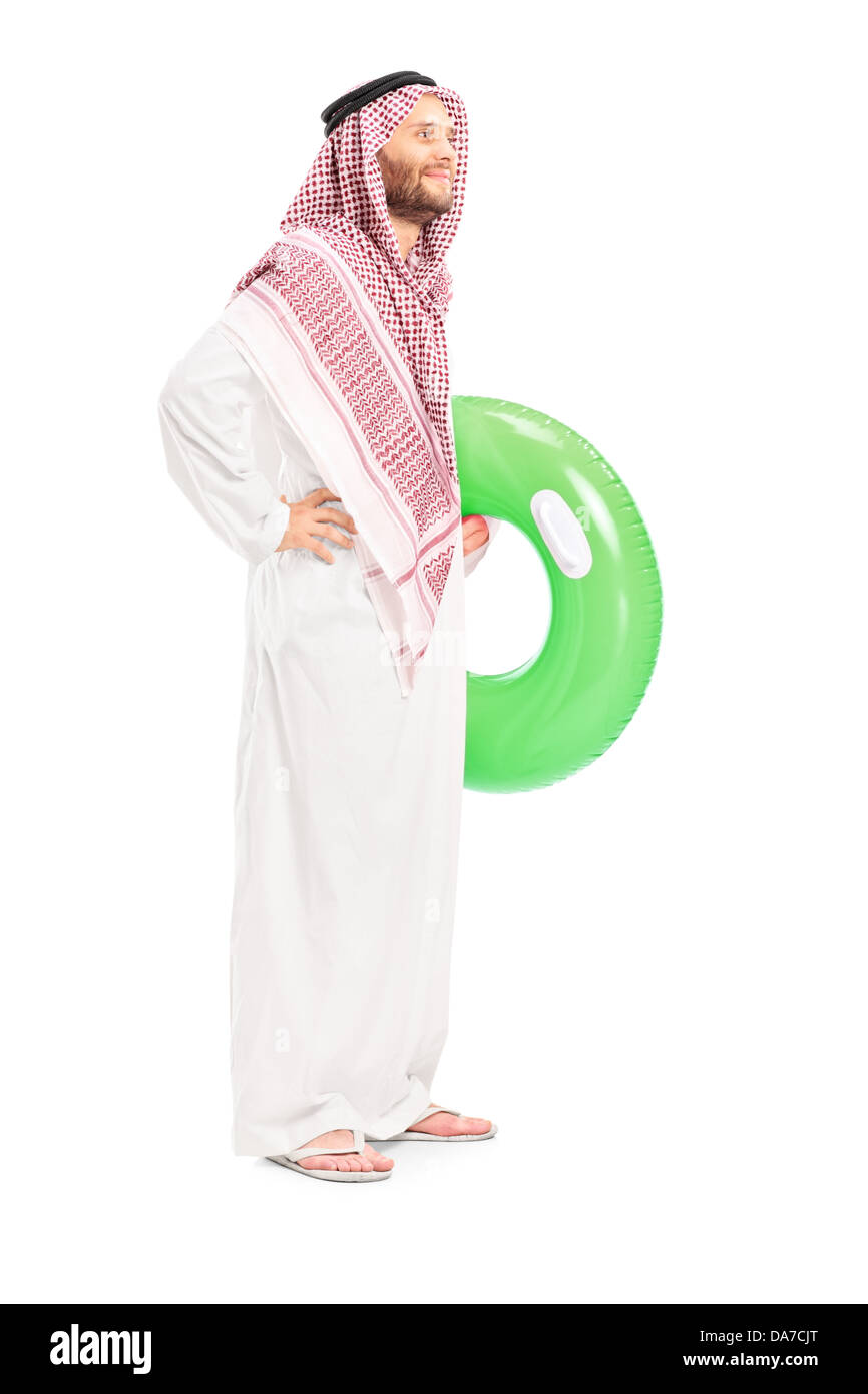 A piena lunghezza Ritratto di un maschio arab persona in possesso di un anello di nuoto Foto Stock