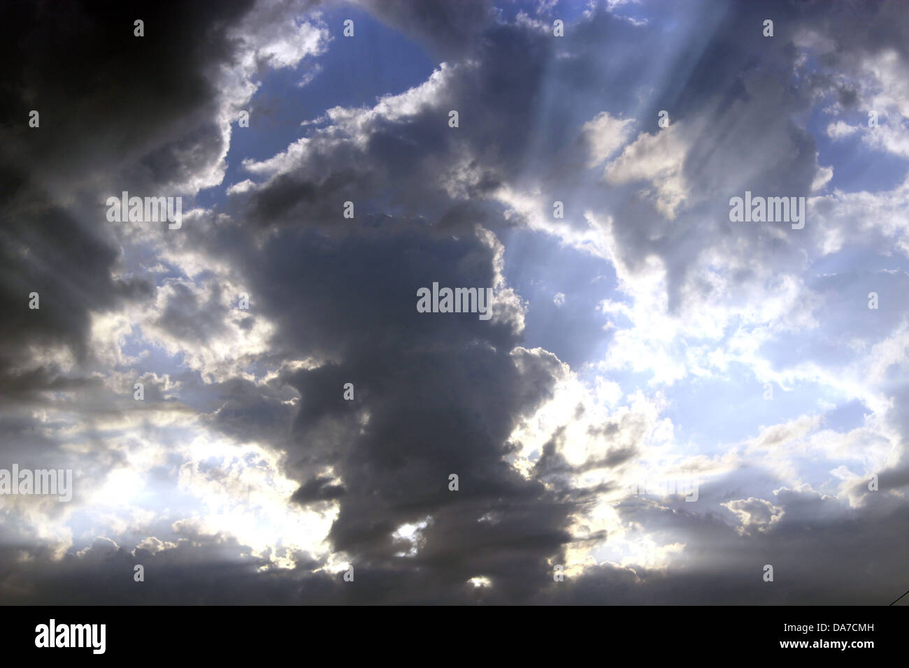 Immagine di sera con il paesaggio splendido e pittoresco nuvole Foto Stock