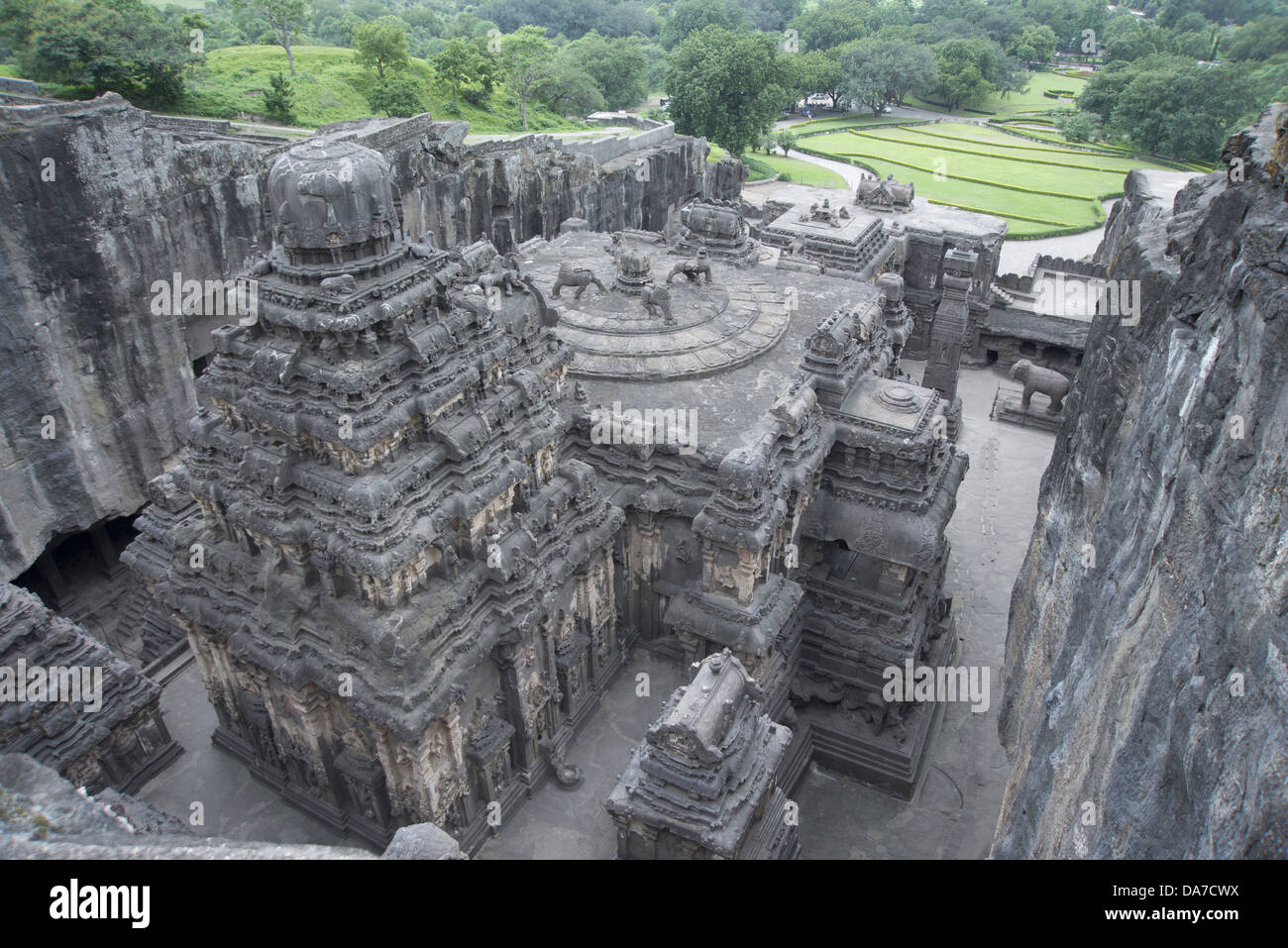 Grotta n. 16 : vista da nord-est che mostra tutto il tempio, rock-cut tempio nella grotta, Kailasa, Ellora. Maharashtra. 757-772 d.c. Foto Stock