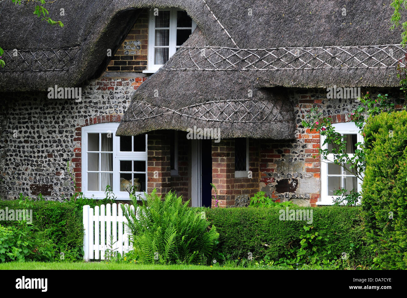 Un cottage con tetto di paglia in Tarrant Monkton Dorset Foto Stock