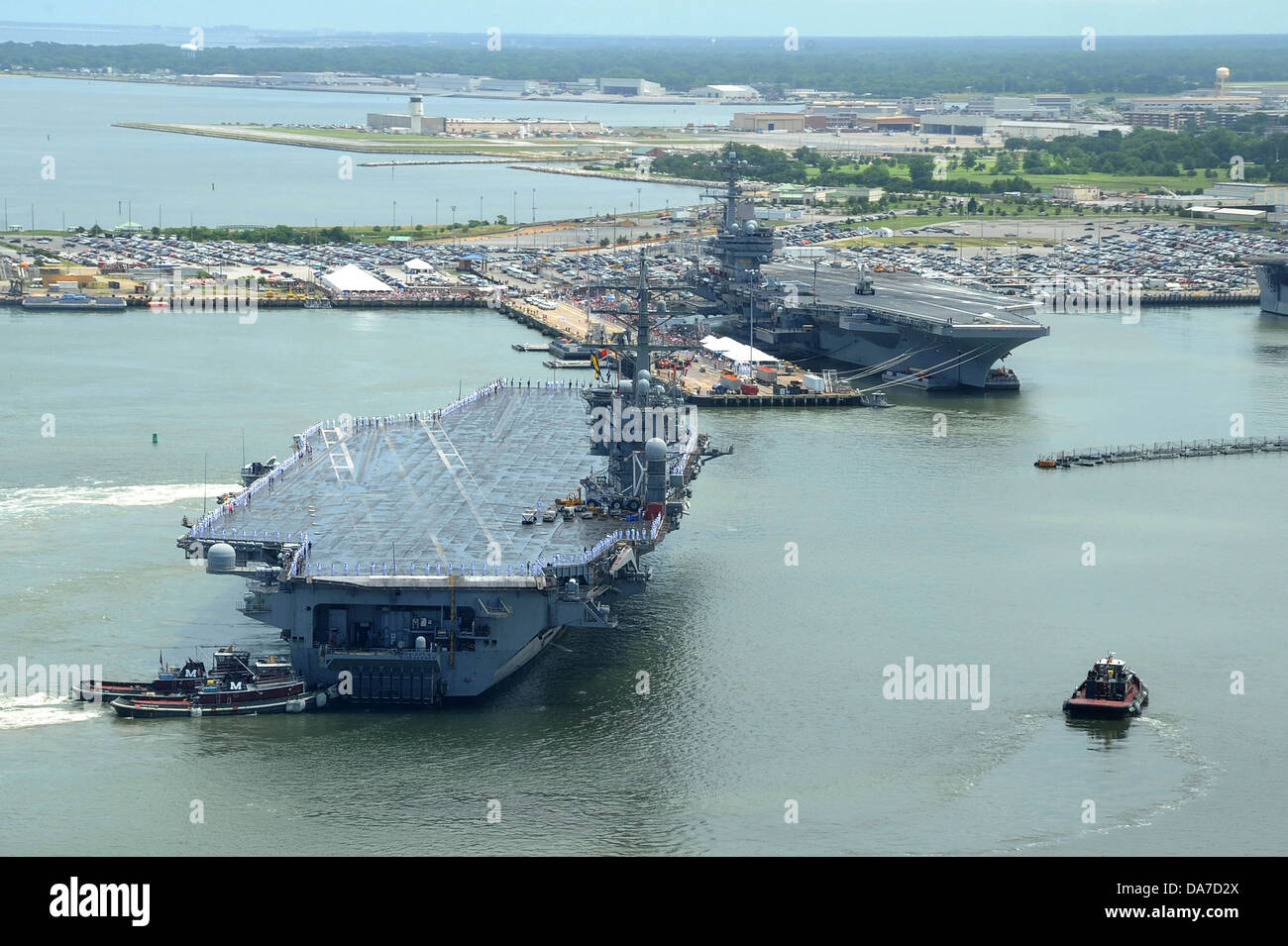 US Navy portaerei USS Dwight D. Eisenhower arriva a homeport di Naval Station Norfolk dopo 8 mese deployment Luglio 3, 2013 in Norfolk, VA. Foto Stock