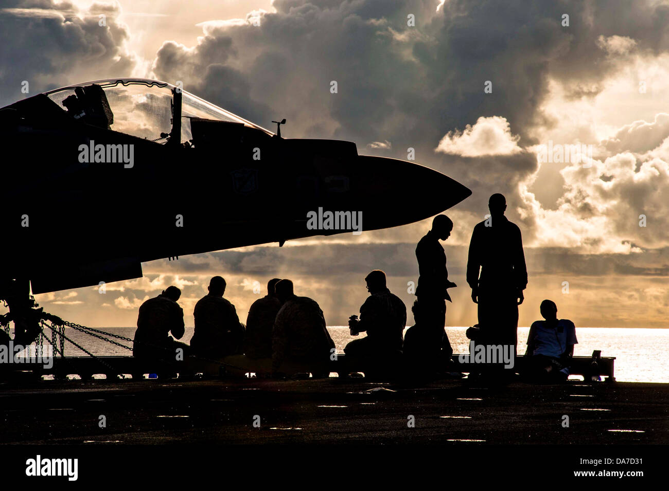 US Navy i marinai a bordo dell'assalto anfibio nave USS Bonhomme Richard durante un giorno di indipendenza pic nic sul ponte di volo Luglio 04, 2013 in mare di corallo. Foto Stock