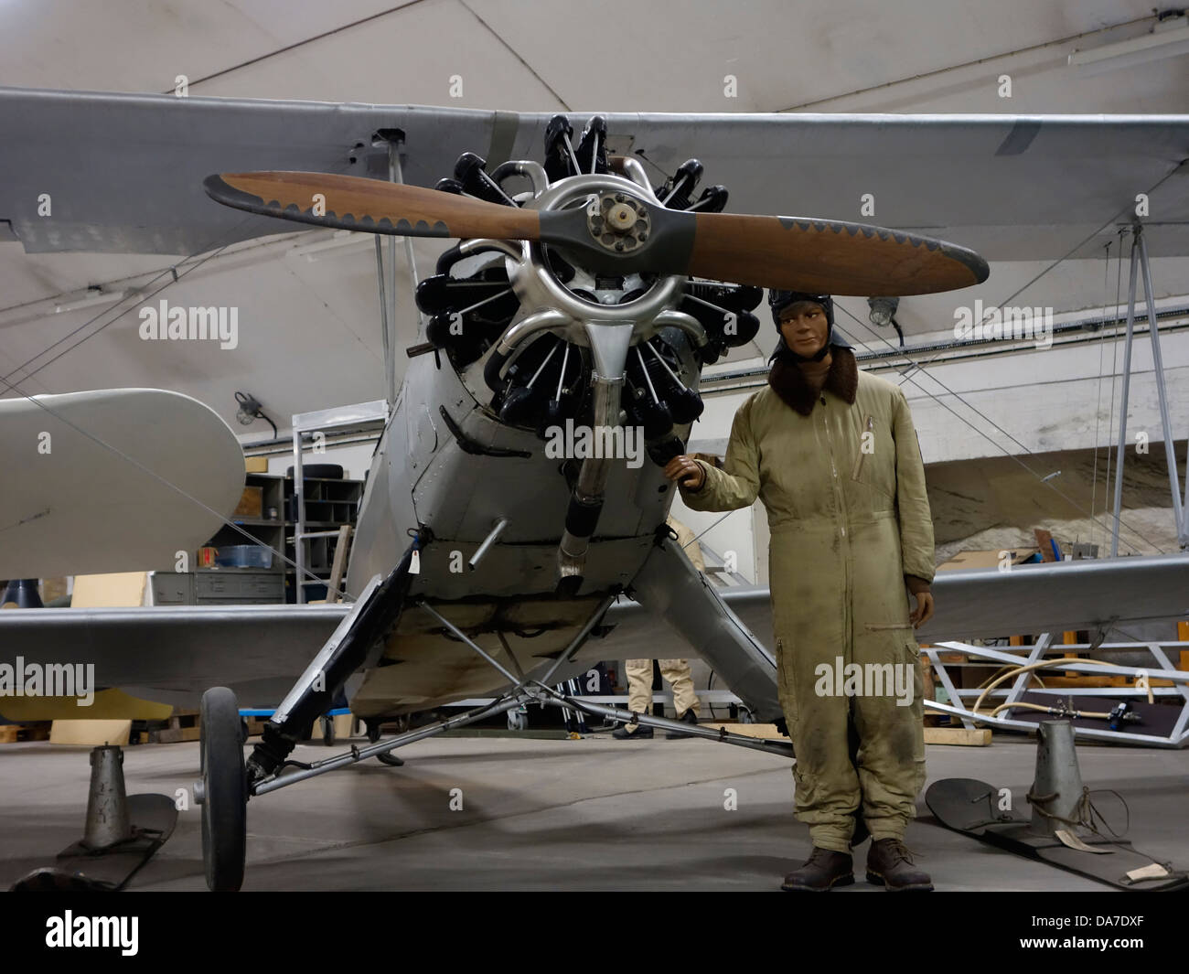 Modello fittizio aviatore e vecchio biplano tedesco macchina con Siemens-Halske Sh 14 motore radiale. Foto Stock