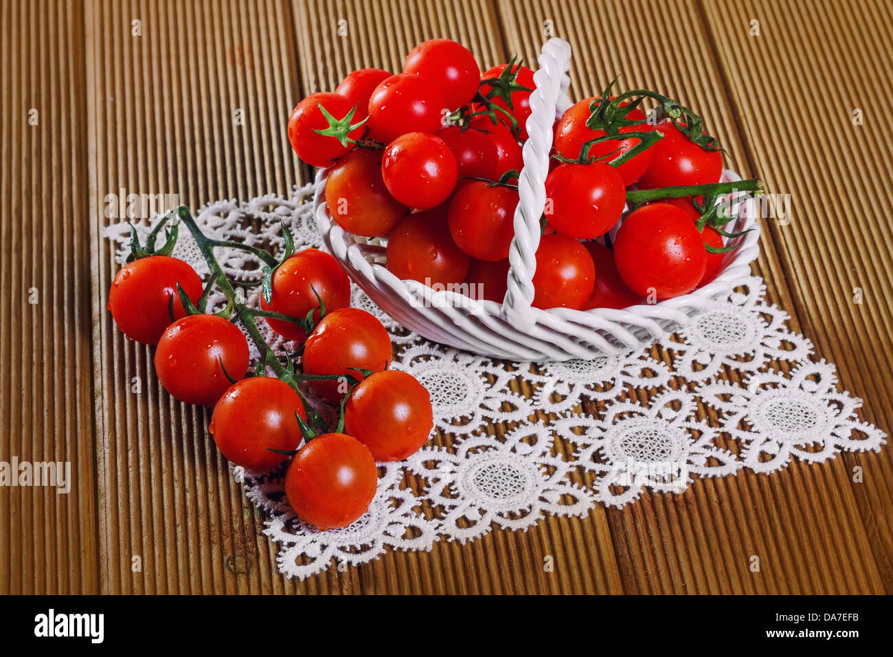 Pomodori freschi su sfondo di legno Foto Stock