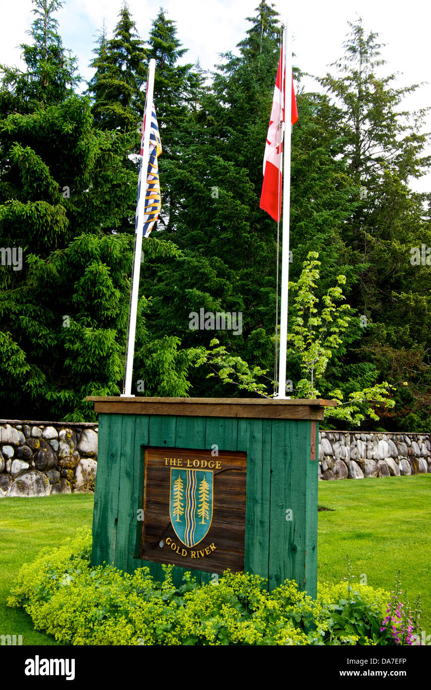 Lodge Di pesca a Gold River ingresso flag di segno poli Isola di Vancouver BC Foto Stock