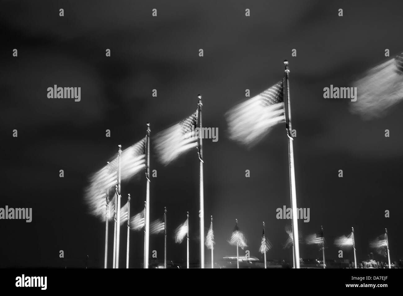 Bandiere degli Stati Uniti cerchio il Monumento di Washington sul mall di notte, Washington DC Foto Stock