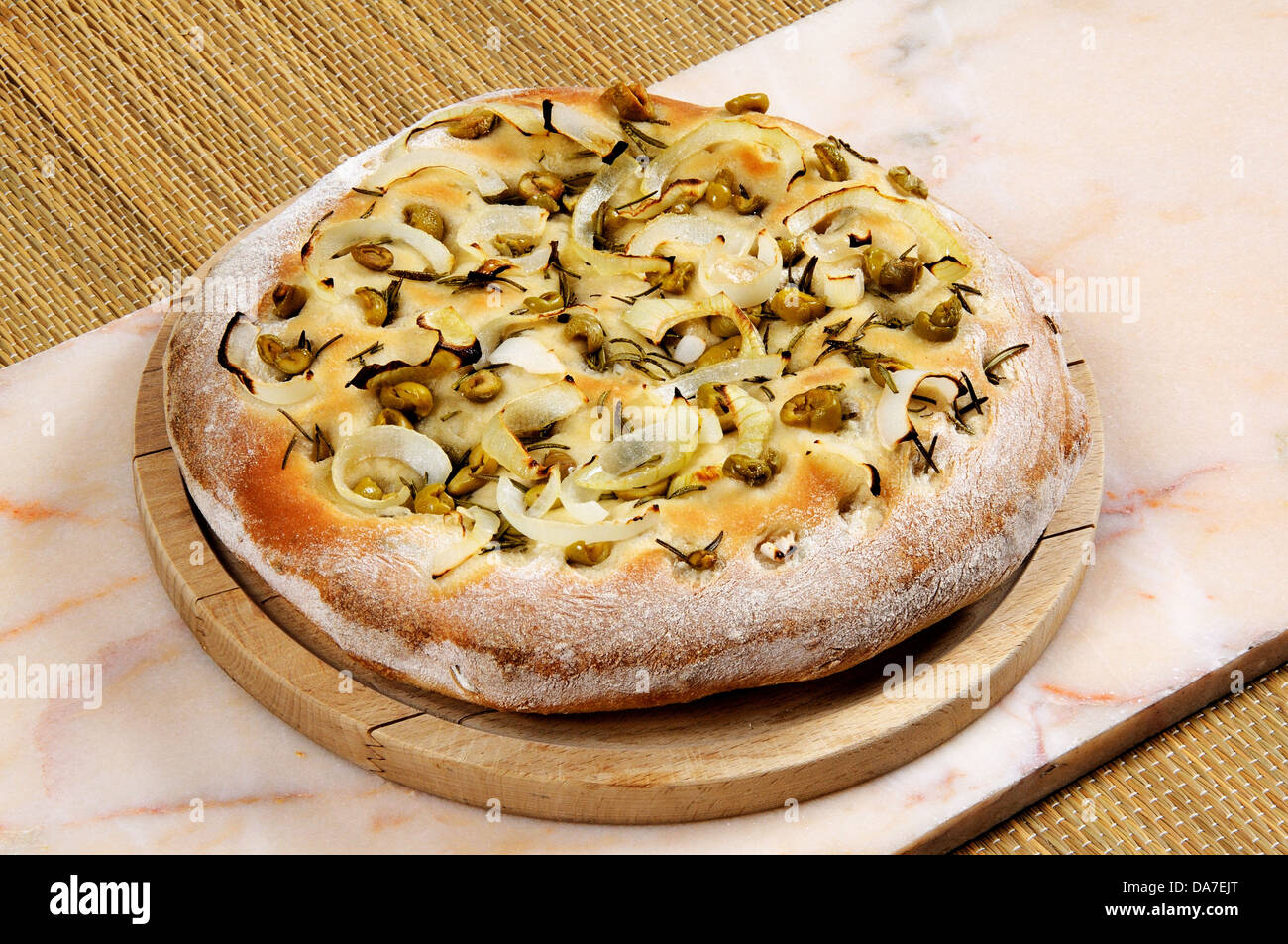 Oliva italiano, la cipolla e il rosmarino Foccacia pane. Foto Stock