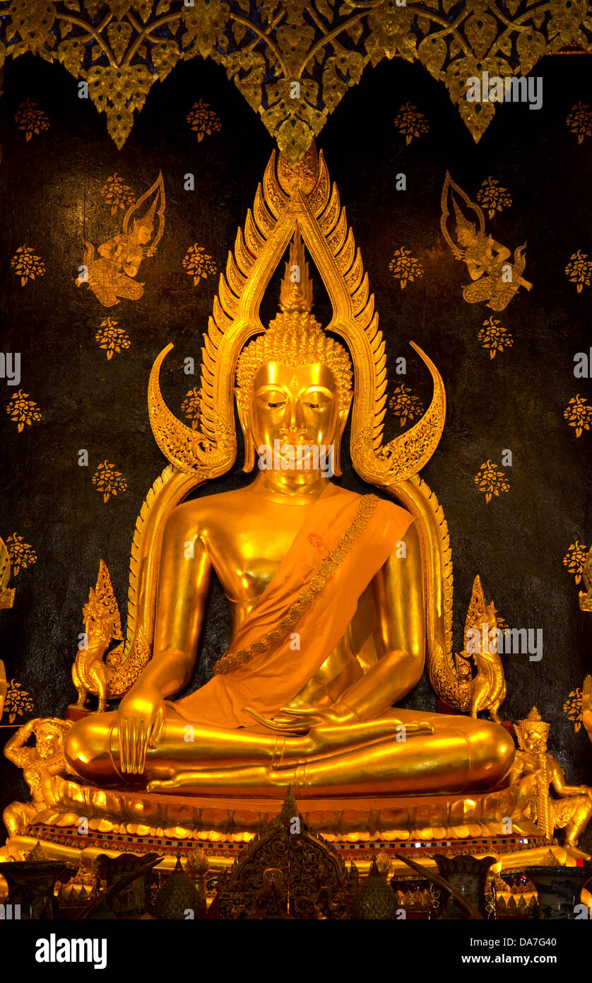 Wat Phra Sri Rattana Mahathat tempio, Phitsanulokb - Thailandia - Golden statua del Buddha Foto Stock