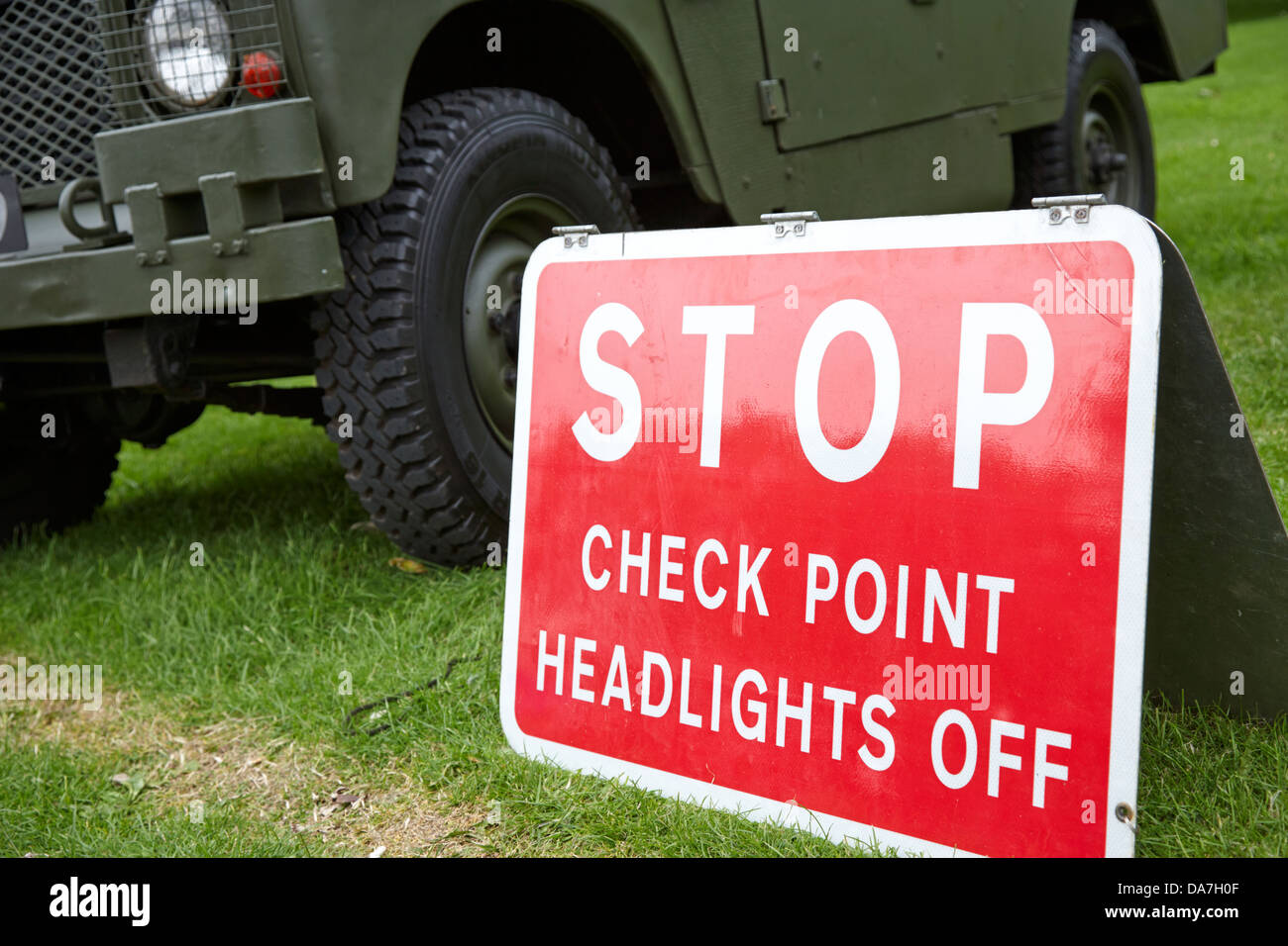 Arrestare il checkpoint fari anteriori off firmare la contea di Down Irlanda del Nord Regno Unito Foto Stock