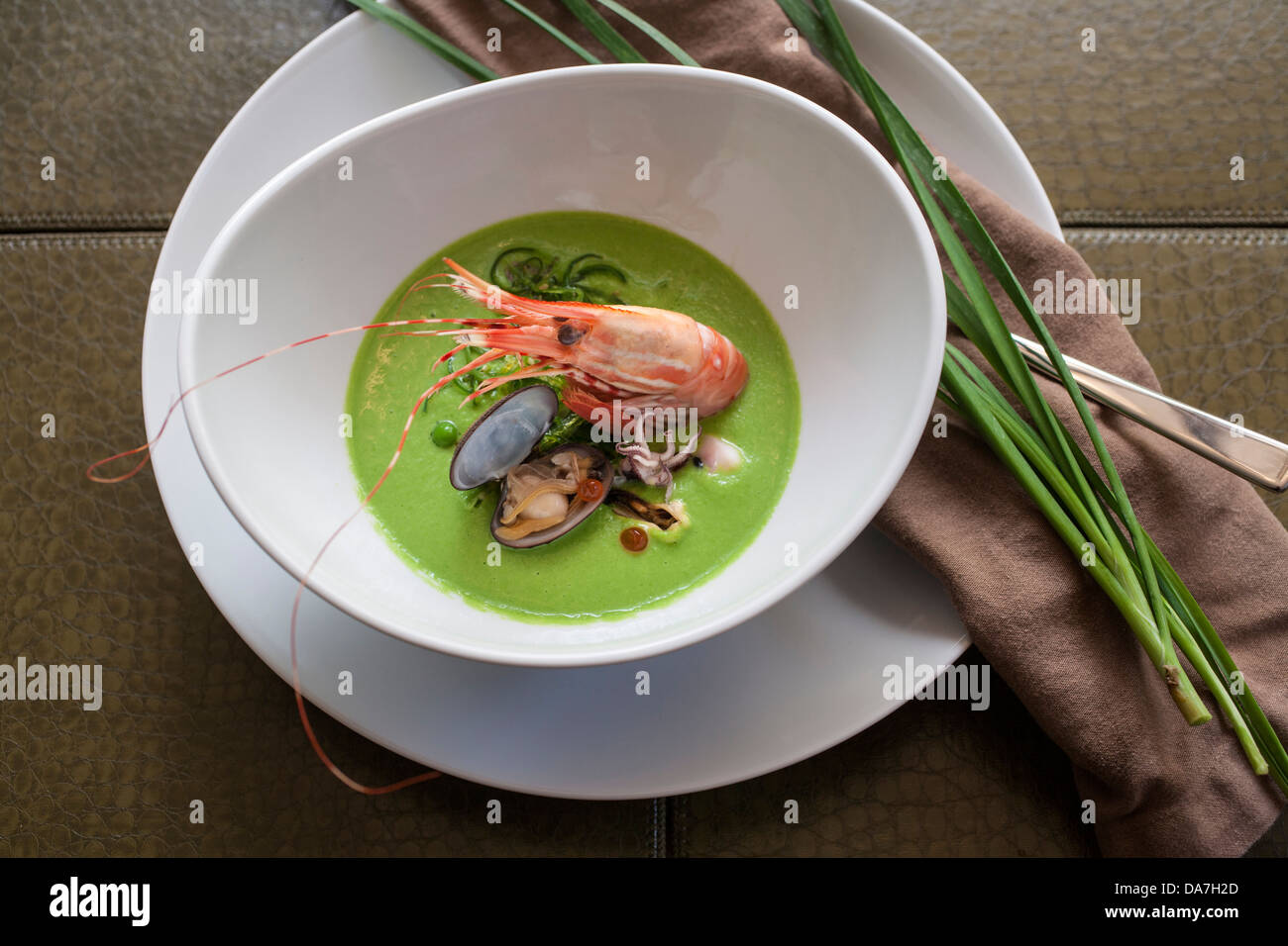 Gamberi piatto a base di pesce in una ciotola zuppa di gamberetti Foto Stock