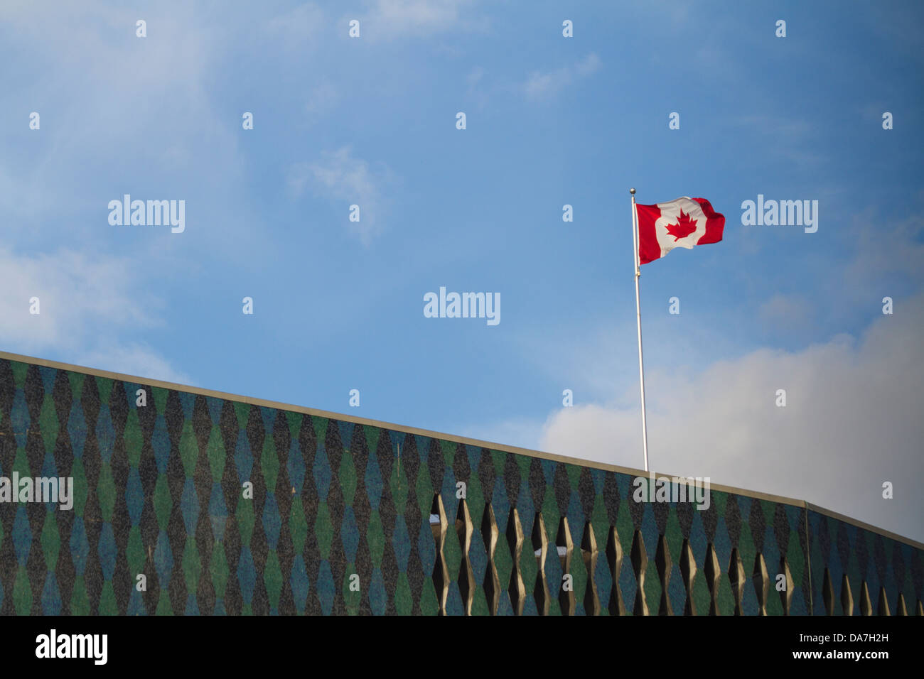 La bandiera canadese al vento Foto Stock