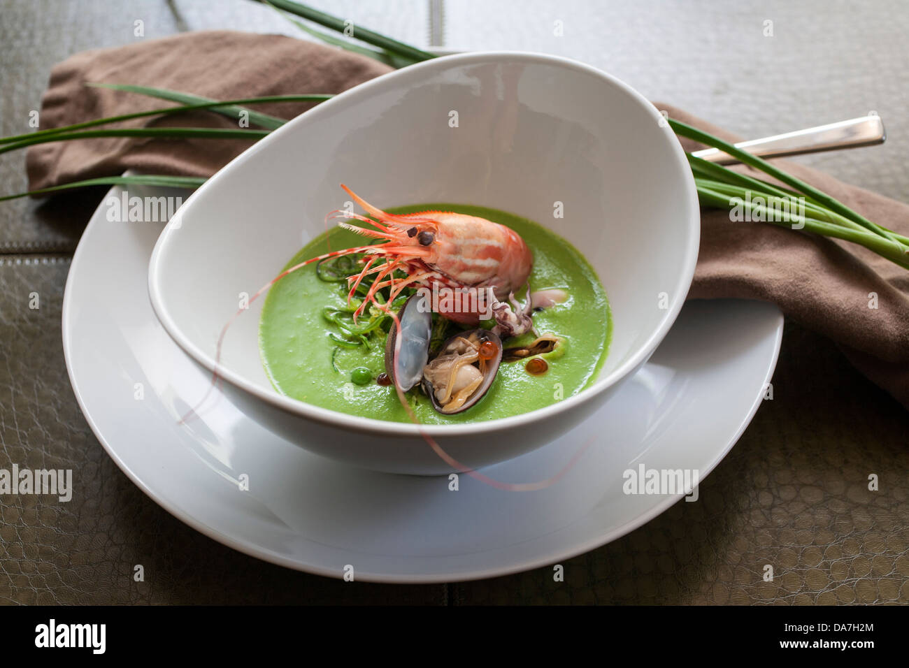 Gamberi piatto a base di pesce in una ciotola zuppa di gamberetti Foto Stock