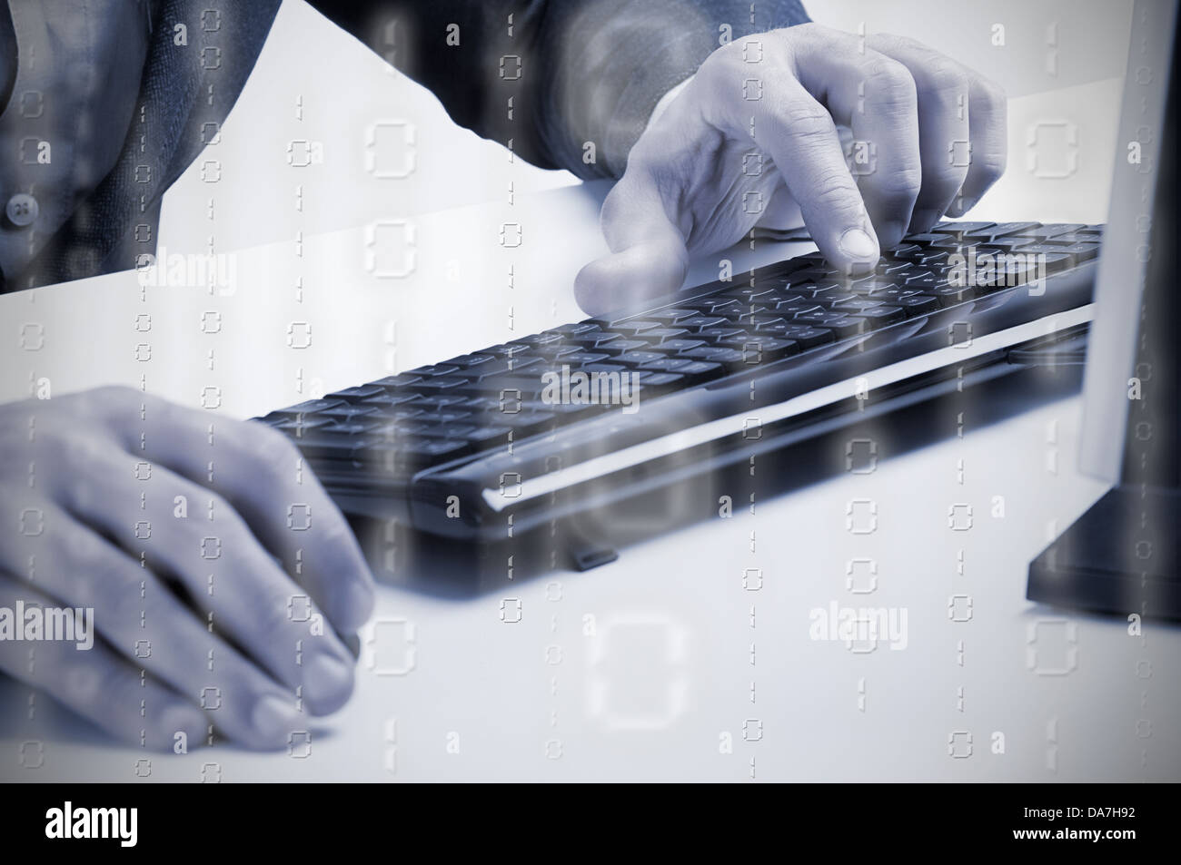 Imprenditore digitando in una tastiera di computer, le tonalità blu, binario sovraimpressione dati Foto Stock