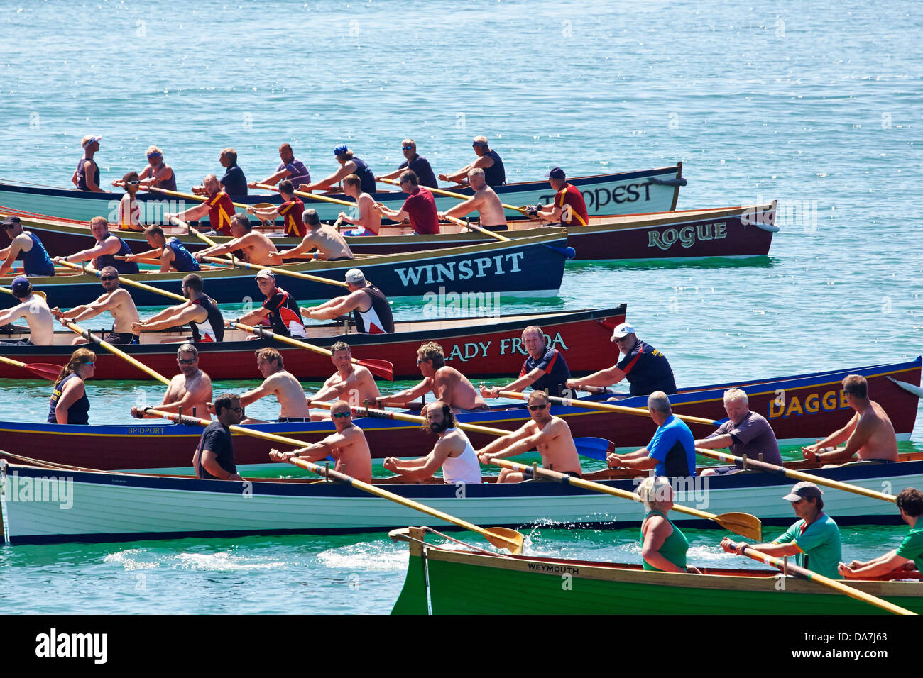 West Bay, Bridport, Dorset. 6 Luglio, 2013. Cornish Gigs pilota di prendere parte al Bridport Gig regata. Nove club da Sud Ovest disputato oltre il 1,7 miglia lungo il corso del Dorset Jurassic Coast. Originariamente utilizzato per prendere i piloti alle navi Gig sono ora utilizzati per la rapida espansione degli sport di Gig Racing. Credito: Tom Corban/Alamy Live News Foto Stock