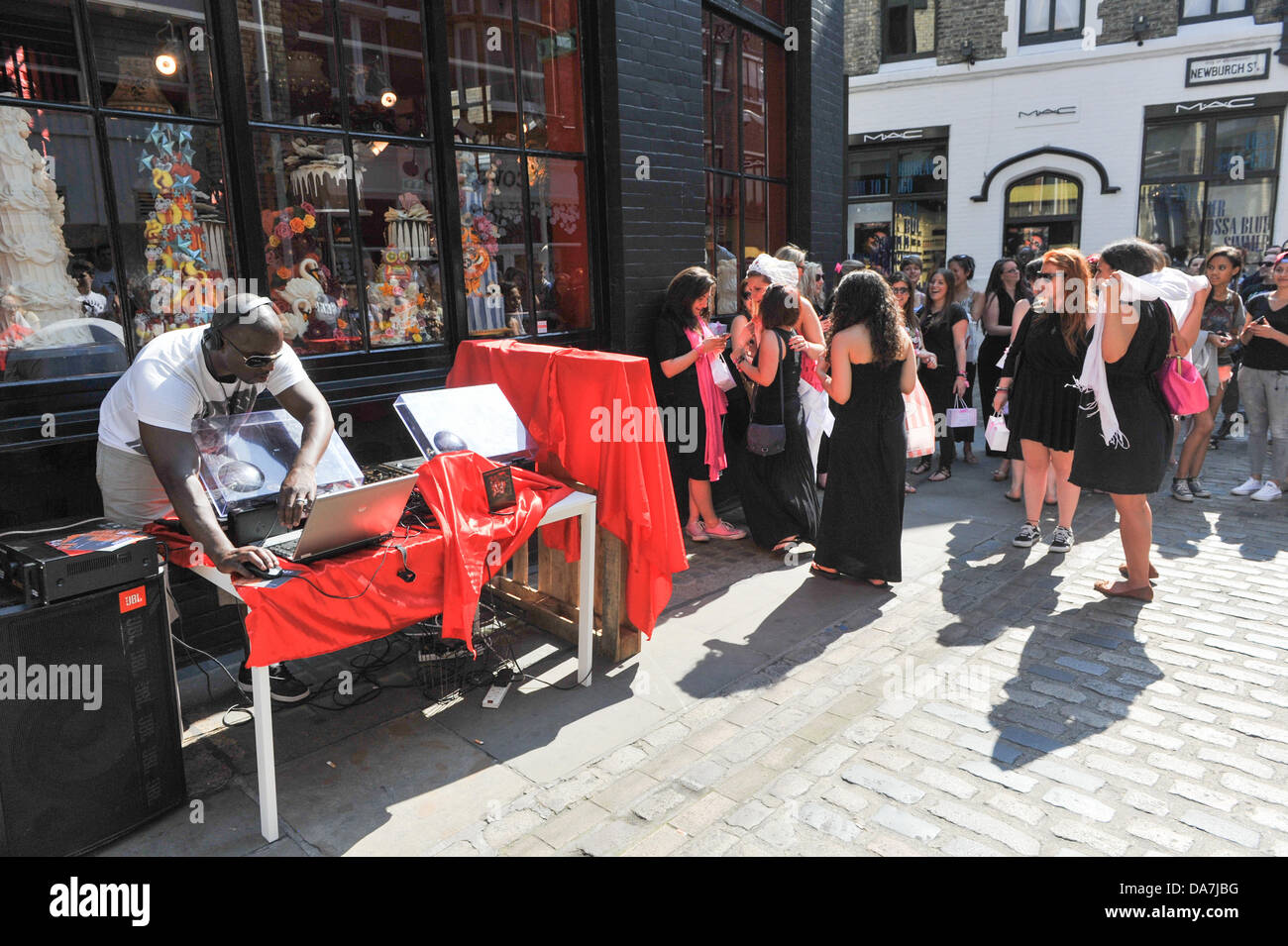 Carnaby Street, Londra, Regno Unito. Il 6 luglio 2013. Un live DJ set al di fuori di un negozio a Carnaby Street. Credito: Matteo Chattle/Alamy Live News Foto Stock