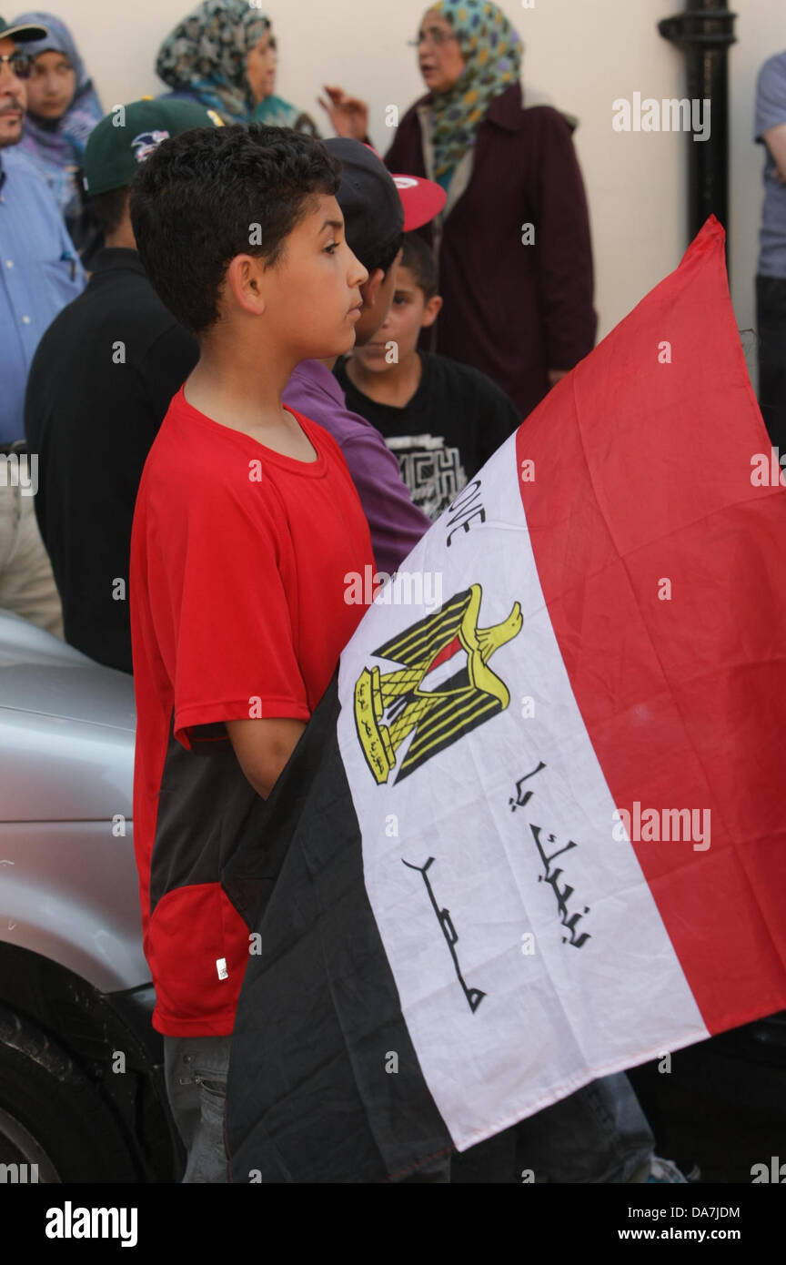 Londra, Regno Unito. 06 Luglio, 2013. Ragazzo detiene bandiera egiziana in segno di protesta organizzata da Anjem Choudary shariah esigente legge per l'Egitto al di fuori dell'ambasciata egiziana a Londra. Credito: martyn wheatley/Alamy Live News Foto Stock