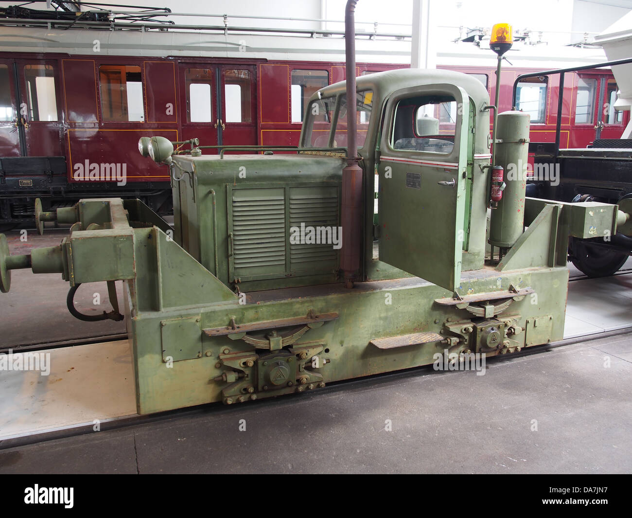 La locomotiva di manovra Pedershaab Maskinfabrik del 1954, un componente chiave del trasporto industriale della metà del XX secolo, veniva utilizzata nei depositi ferroviari per il movimento dei vagoni merci. Foto Stock