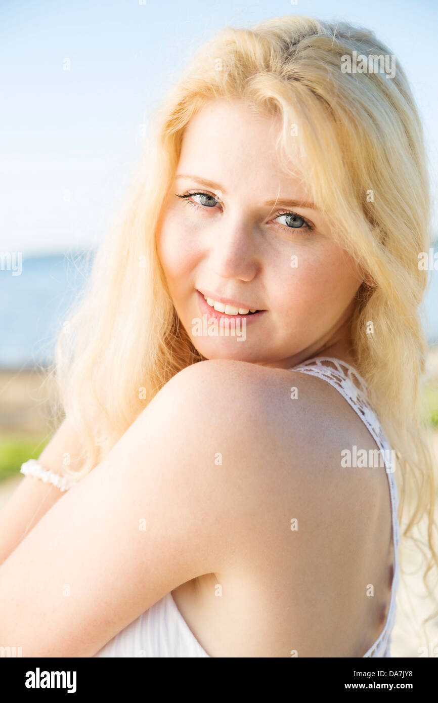 Zoomed ritratto di donna in abito sorridete amabilmente Foto Stock