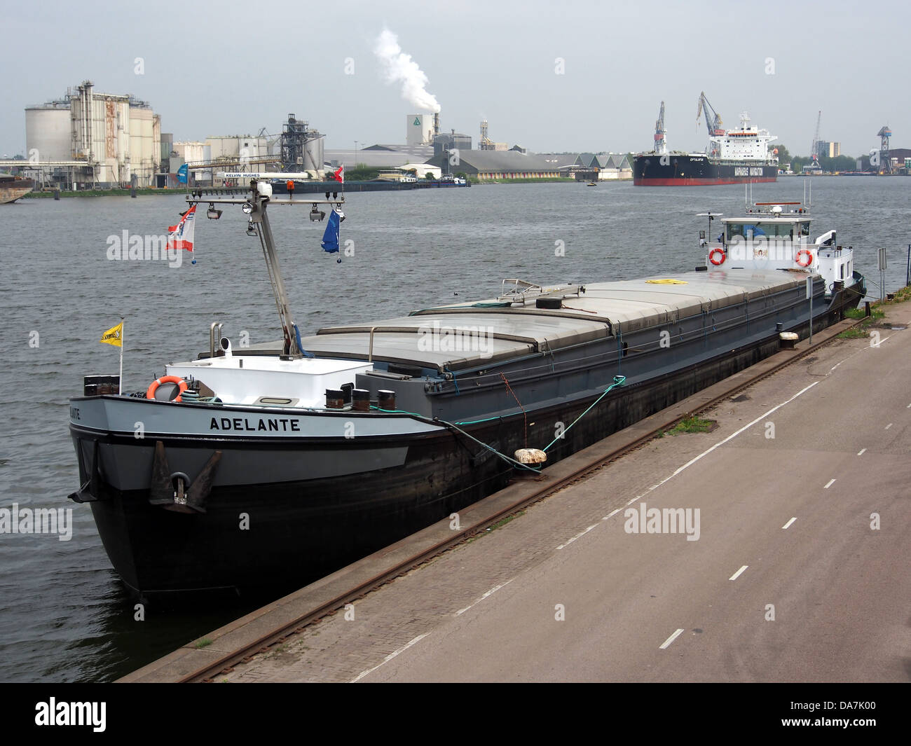 Una fotografia dell’Adelanta, una petroliera identificata con il numero ENI 02311664, catturata in porto o in transito, che ne evidenzia le dimensioni e l’importanza nel trasporto marittimo di petrolio. Foto Stock