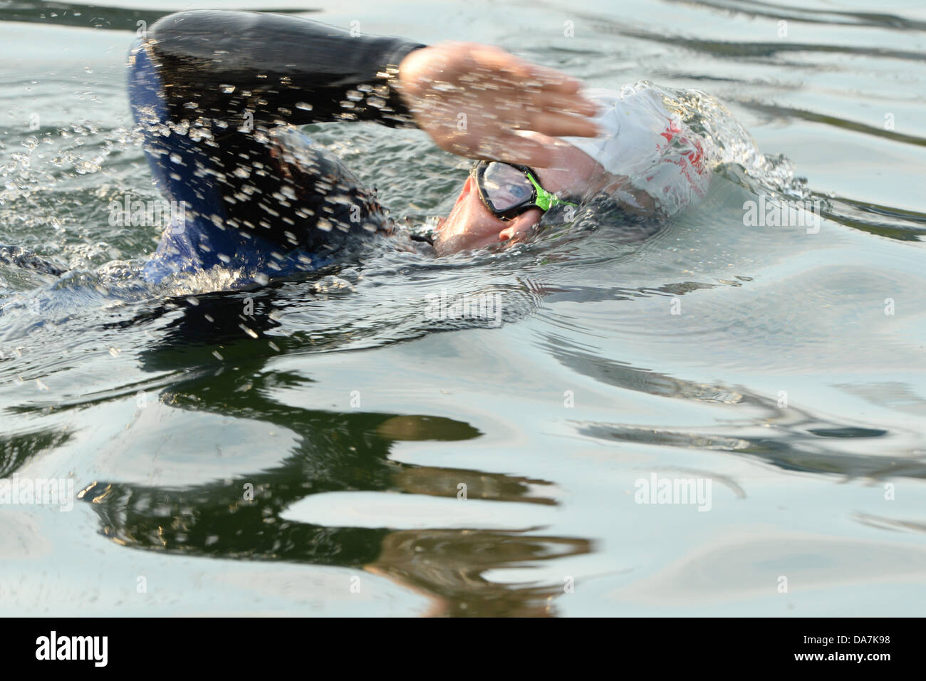 Extreme nuotatore Adrian Alejandro Wittwer nuota di Bodman (Baden-Wuerttemberg) in direzione di Bregenz (Austria) nel lago di Costanza in Bodman, Germania, 05 luglio 2013. Il 26-anno-vecchio atleta dalla Svizzera vuole attraversare il lago di Costanza longitudinalmente che copre una distanza di 64 km senza una pausa. Egli si aspetta che questo lo porterà a 35-40 ore. Foto: FELIX KAESTLE Foto Stock