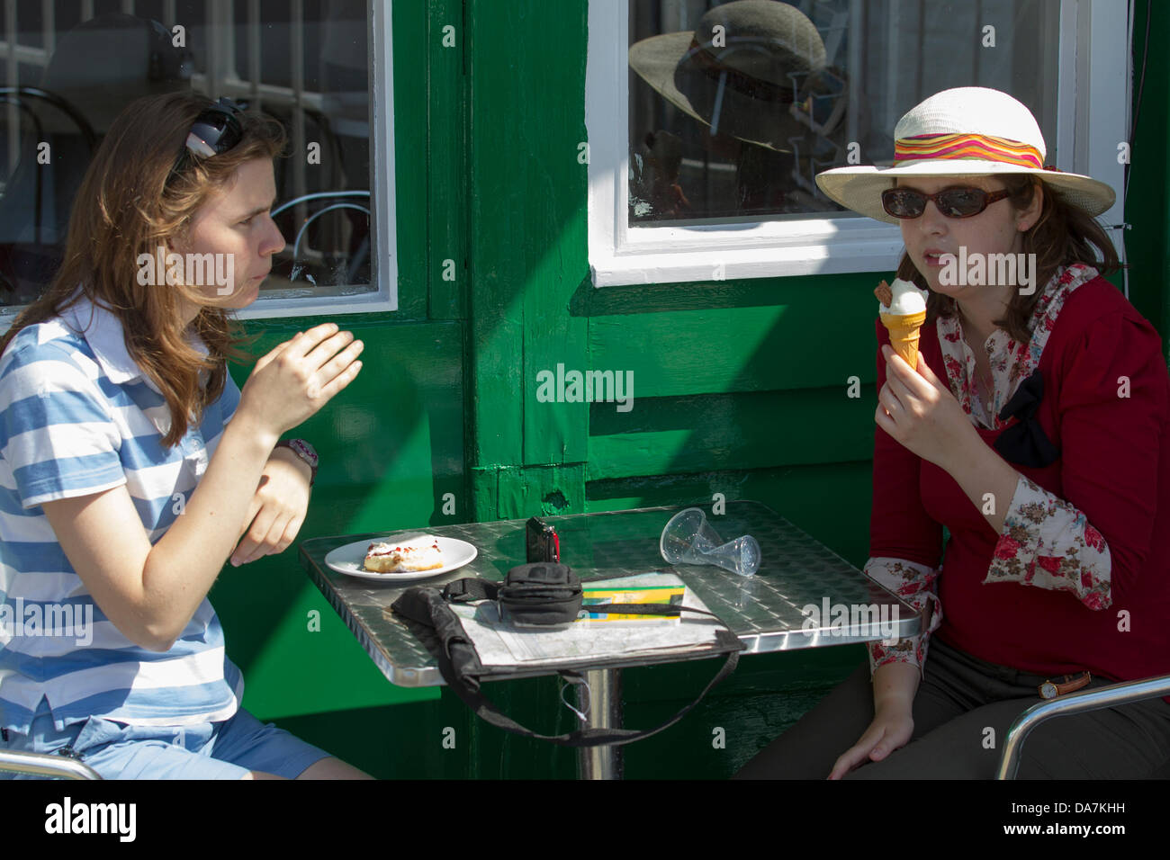 Bowness, Cumbria, Regno Unito. 6 Luglio, 2013. I turisti che realizza la maggior parte del sole a Bowness sul Lago di Windermere, Cumbria, Regno Unito. Credito: Shoosmith raccolta/Alamy Live News Foto Stock