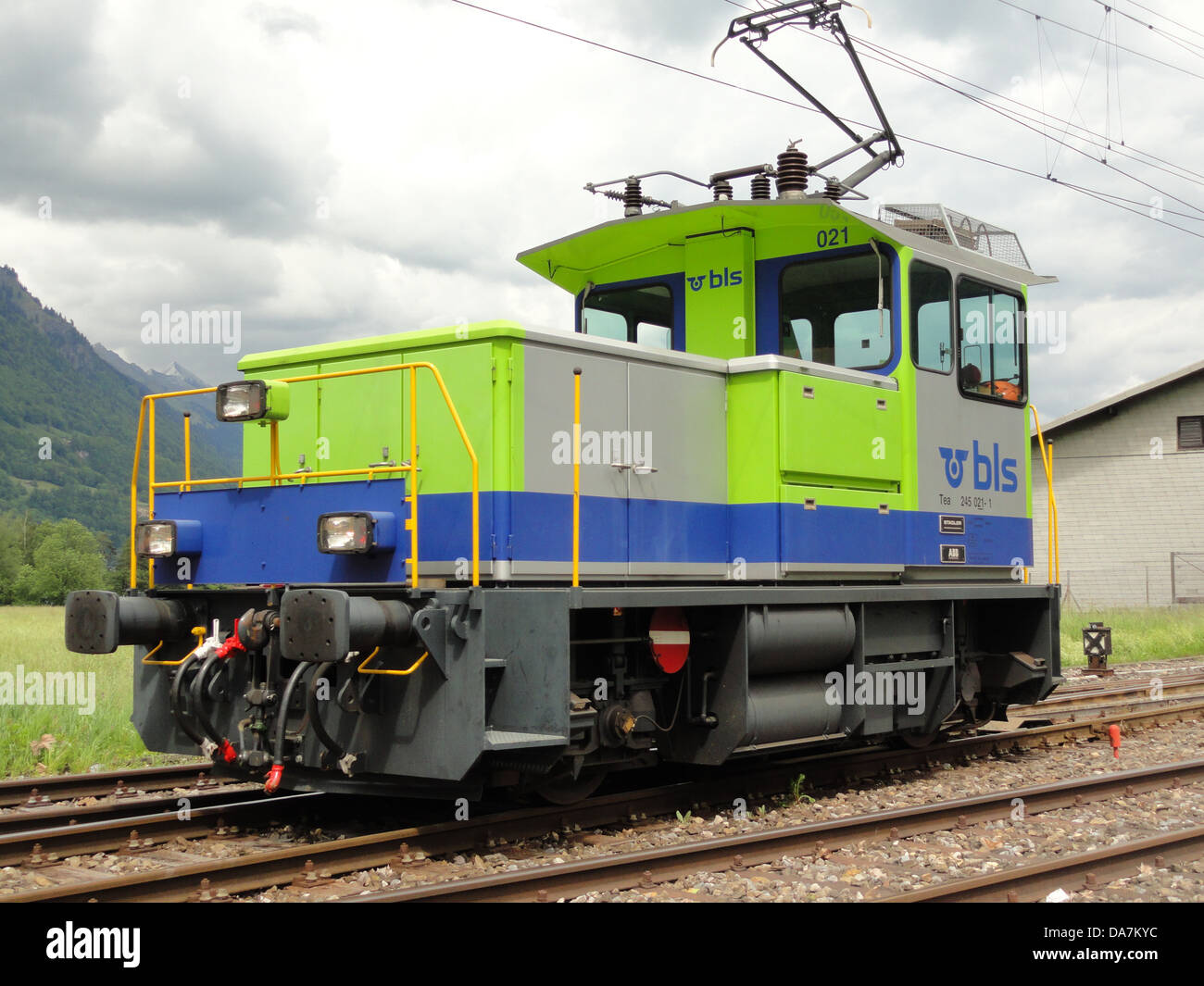 La locomotiva BLS Cargo numero 245 021-1 è un potente treno elettrico utilizzato dalla compagnia ferroviaria BLS (Berna-Lötschberg-Sempione) per il trasporto merci attraverso la Svizzera. Questa locomotiva fa parte della moderna flotta utilizzata per un efficiente movimento merci attraverso le ferrovie europee. Foto Stock