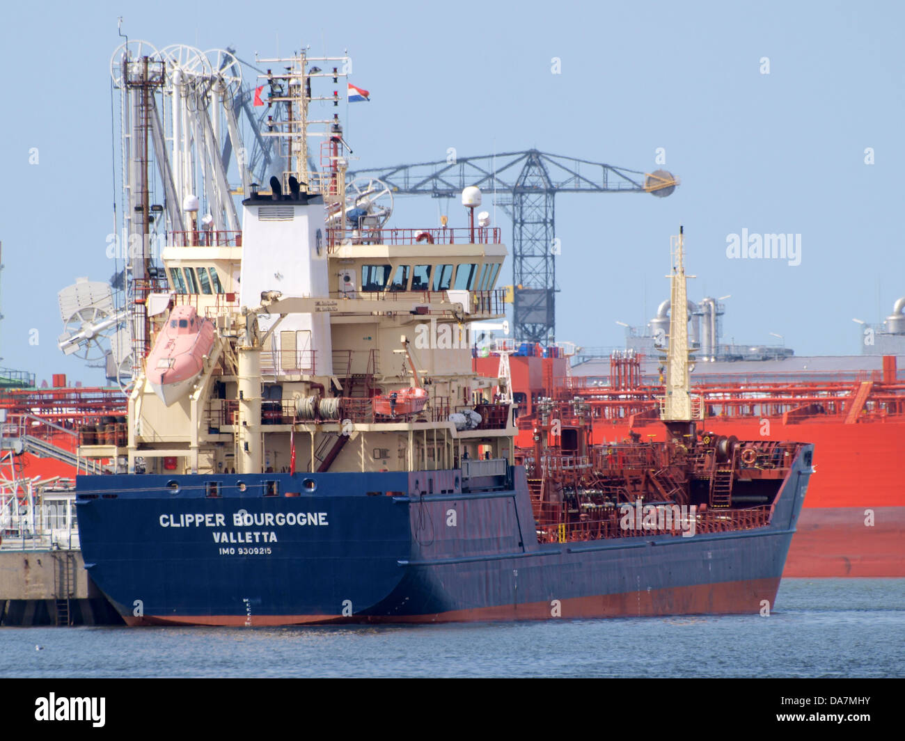 La Clipper Bourgogne, identificata con il numero IMO 9309215, è una nave da carico che opera nel trasporto marittimo. Il suo design e la sua funzione sono incentrati sulla spedizione a lungo raggio e sulla consegna efficiente delle merci nelle acque internazionali. Foto Stock